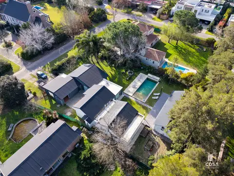 Casa en Alquiler con 2 cocheras