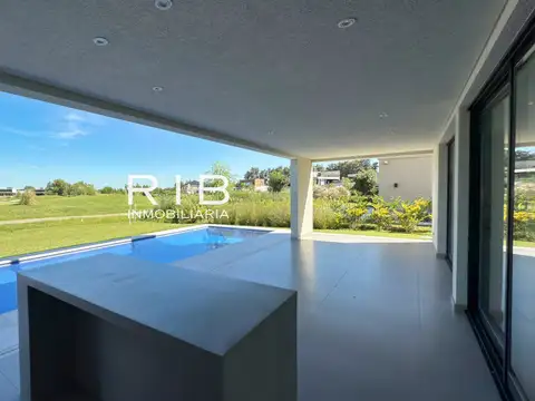 Excepcional Propiedad Moderna sobre el Golf en Barrio La Calesa