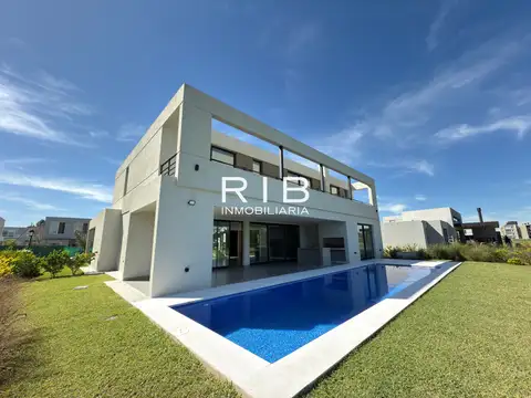 Excepcional Propiedad Moderna sobre el Golf en Barrio La Calesa