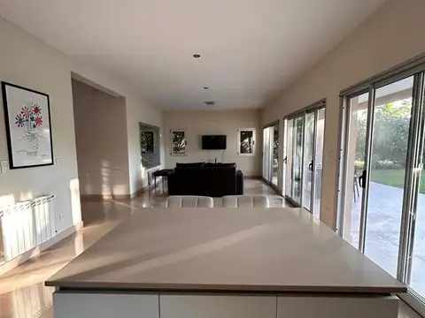 Casa 5 ambientes con 4 baños