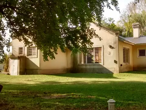 Casa 6 ambientes con 2 baños