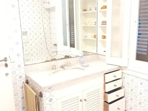 Chalet de estilo de Av Libertador al río