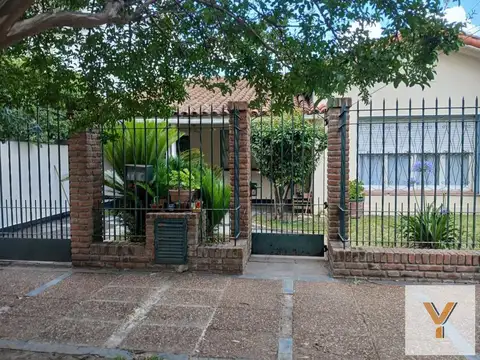 Casa en venta - 2 Dormitorios 2 Baños - 400mts2 - Moreno