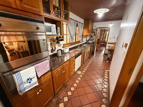 CASA DE CATEGORIA EN BARRIO RESIDENCIAL