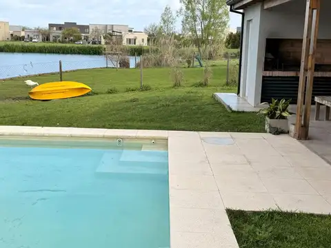 Casa en Alquiler con 2 cocheras