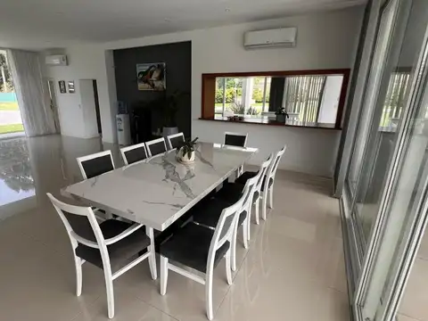 Casa en Venta con 4 cocheras