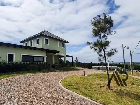 Casa 6 ambientes con 4 baños