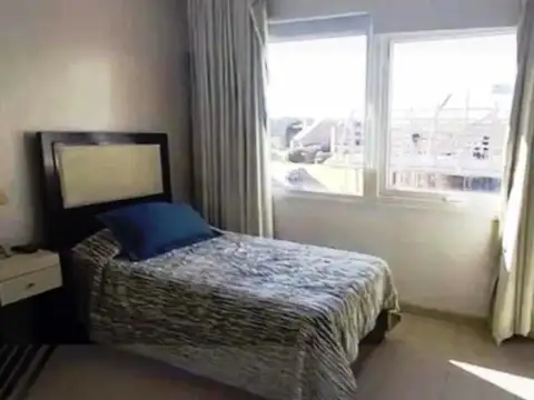 Casa en Alquiler con 4 cocheras