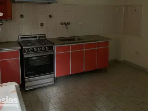 Departamento tipo casa al frente en La Tablada