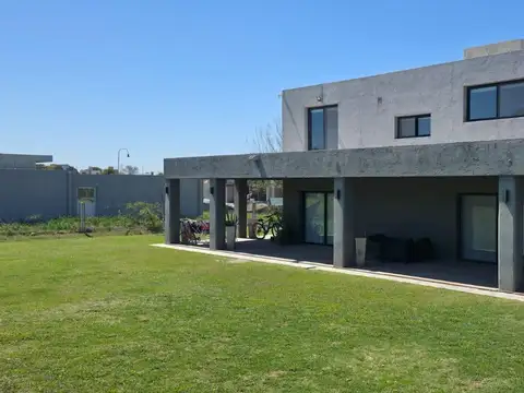 VENTA CASA EN ESTACIÓN DEL CARMEN 4 DOR Y PILETA