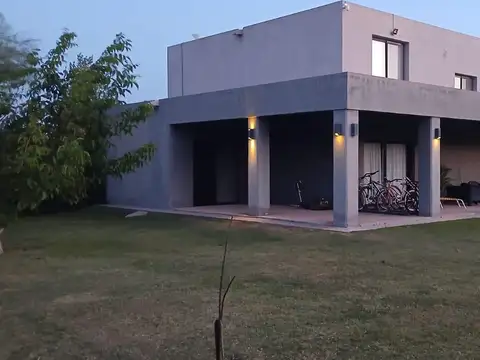 Casa en Venta con 4 cocheras