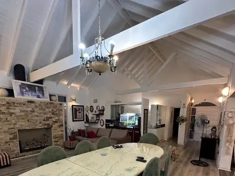 HERMOSA CASA 3 AMB. PB  CON PISCINA Y PARQUEMAS UN DPTO DOS AMB. 1 PISO