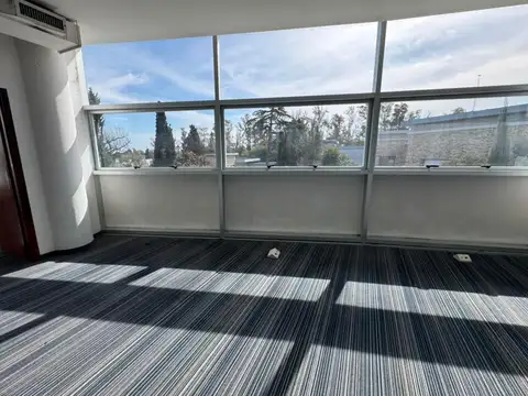 Gran Oficina Corporativa 288 m² en Paseo Champagnat, Pilar | 10 Ambientes, Cocina Comedor y 3 Baños
