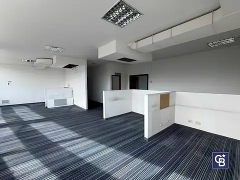 Gran Oficina Corporativa 288 m² en Paseo Champagnat, Pilar | 10 Ambientes, Cocina Comedor y 3 Baños
