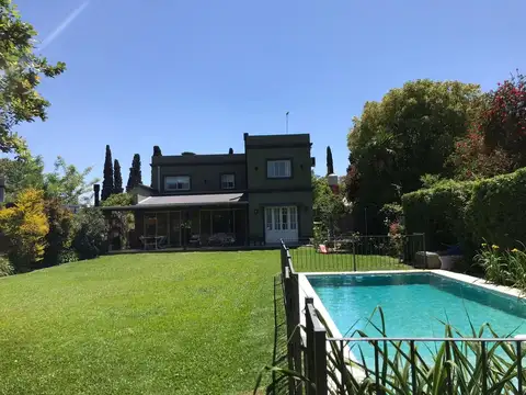 CASA de 4 DORM GALERIA PILETA PARRILLA - FOGON