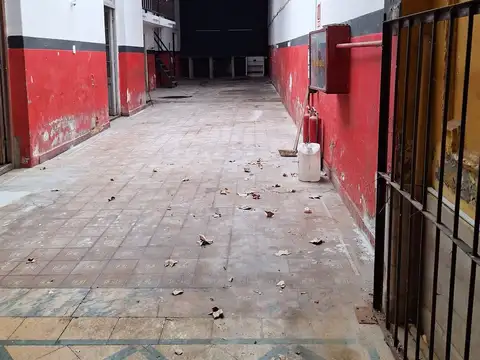Excelente terreno con edificación a reciclar