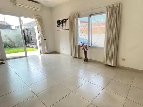 Casa en venta de 3 ambientes en centro de Lujan. GBA Oeste