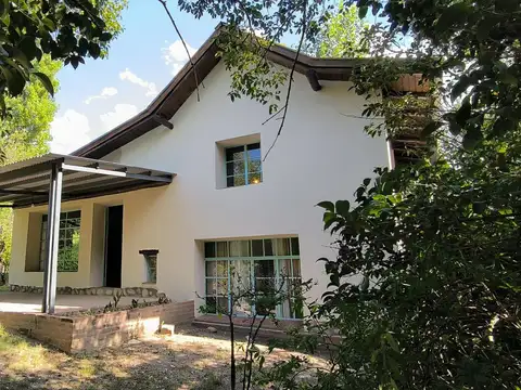 Casa 10 ambientes con 2 baños