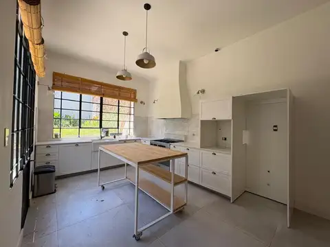 Casa en Alquiler con 1 cochera