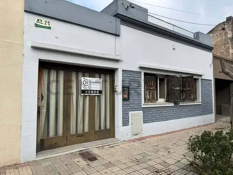 OPORTUNIDAD  VENDEMOS CASA EN TRES ARROYOS A METROS DE PLAZA ESPAÑA
