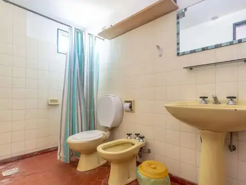 Casa 8 ambientes con 3 baños