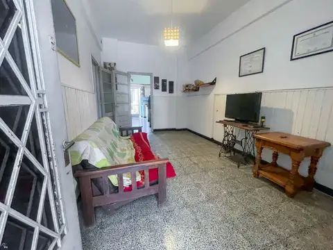 CASA EN VENTA TIRO SUIZO DOS DORMITORIOS Y PATIO