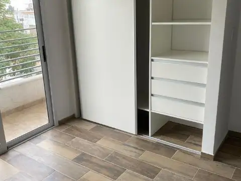 Excelente departamento dos amb amplio con dos cocheras, a pasos del centro de Morón, detalles de categoría.