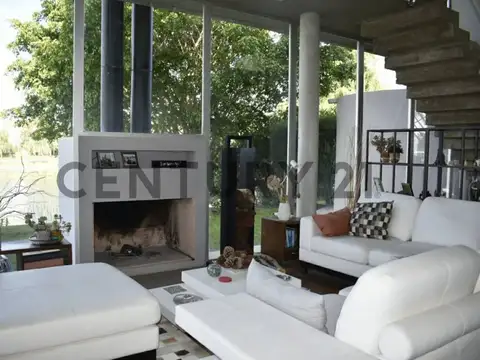 CASA AL LAGO DE 4 DORMITORIOS MUY LUMINOSA