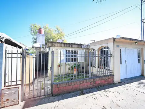 CASA EN VENTA _ 2 DORM. COCHERA_PATIO
