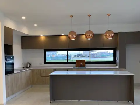 Casa en Venta con 6 cocheras