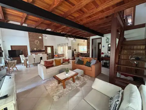 Casa en Venta en Los Robles del Monarca, USD 175.000