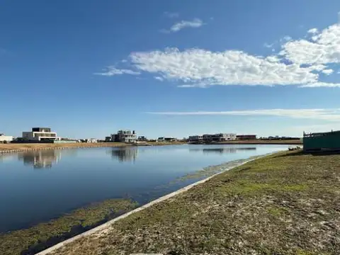 Lote al agua en el Barrio Los Puentes, Nordelta de 988m2