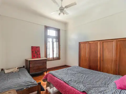 Casa 7 ambientes con 2 baños