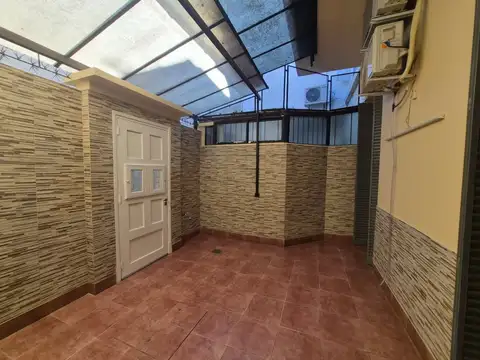 Tipo casa 4 ambientes con terraza y quincho estado impecable