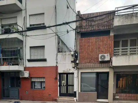 Departamento de pasillo- Dos dormitorios- Patio y Terraza-Dorrego 400- Zona Río-Rosario