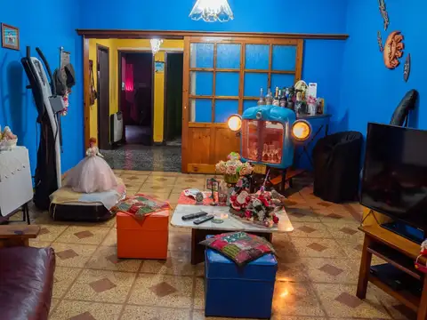 Casa 6 ambientes con 2 baños