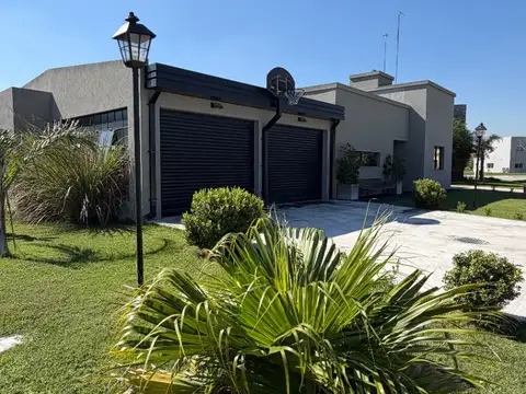 Venta Casa fondo a laguna Estilo Americano Detroit - Horizontes al Sur