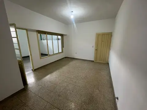 2 AMB GRANDES CON PATIO Y LAVADERO PRIMER PISO POR ESCALERA SIN EXPENSAS. JUAN B JUSTO Y SEGURUROLA