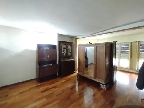Apto Crédito - Chalet en esquina con 4 dormitorios y 4 baños - Excelente ubicación en Barrio Guemes