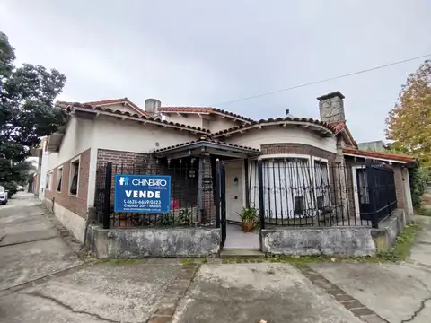 Apto Crédito - Chalet en esquina con 4 dormitorios y 4 baños - Excelente ubicación en Barrio Guemes