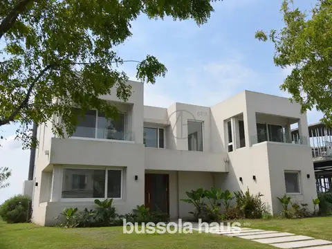 Hermosa casa Al Lago Central barrio Pemium Marinas .Puertos.Escobar