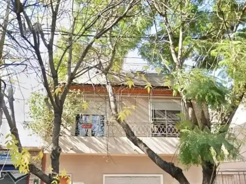 EXCELENTE PH EN PRIMER PISO CERCA DE LA ESTACION DE CASTELAR