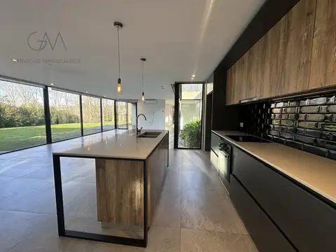 Casa en Alquiler con 2 cocheras
