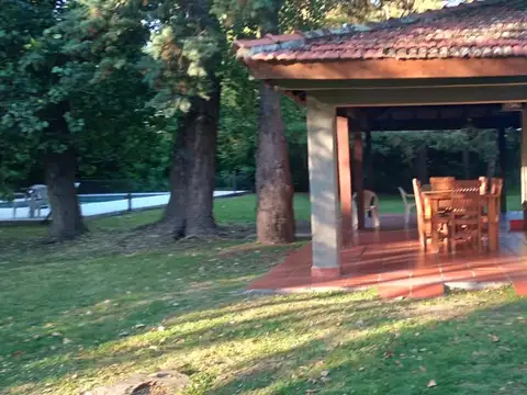 hermosa casa con piscina y parrilla sobre inmenso parque