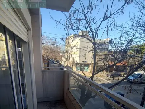 Venta de PH de 2 amb , expensas bajas , por escalera, con balcon. Villa Devoto