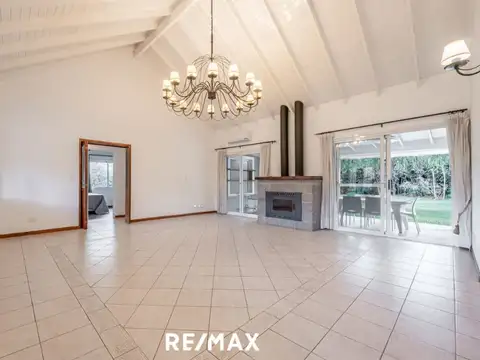 Casa 4 ambientes con 2 baños