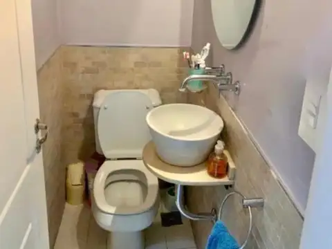 Casa 4 ambientes con 2 baños