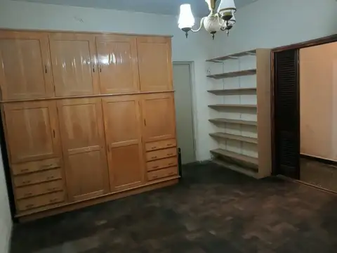 Venta Casa 4 habitaciones, garage, patio, galpon Lote 8,6x25,9 - Mataderos