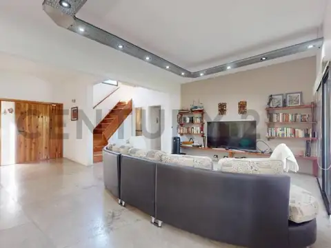 MODERNA CASA DE DISEÑO CON UN ESPECTACULAR JARDÍN PENSADO PARA DISFRUTAR TODO EL AÑO