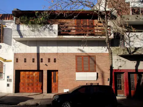 VENTA Casa 4 amb. Jardín y cochera, P. AVELLANEDA.
